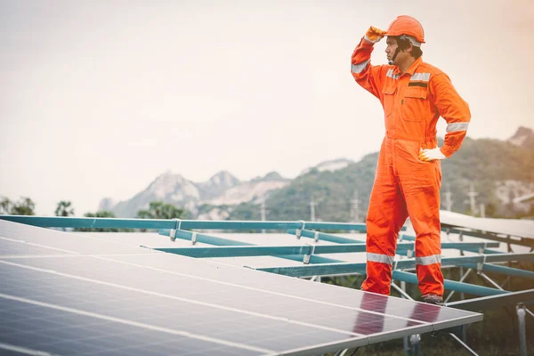 Інженер на сонячній електростанції працює над встановленням сонячної панелі — стокове фото