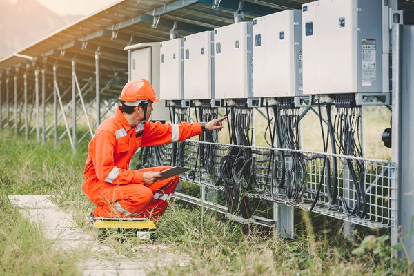 Inženýr nebo elektrikář držící přenosný počítač pro kontrolu a kontrolu — Stock fotografie