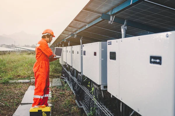 Ingeniero o electricista que sostiene el ordenador portátil para inspeccionar y comprobar — Foto de Stock