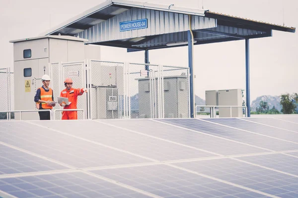 Ingeniero o electricista inspeccionar y comprobar el equipo solar; sm — Foto de Stock