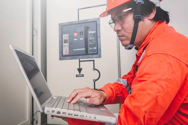 Ingeniero o electricista que sostiene el ordenador portátil para inspeccionar y comprobar — Foto de Stock