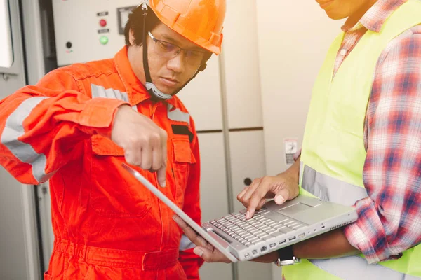 Ingeniero o electricista que sostiene el ordenador portátil para inspeccionar y comprobar — Foto de Stock