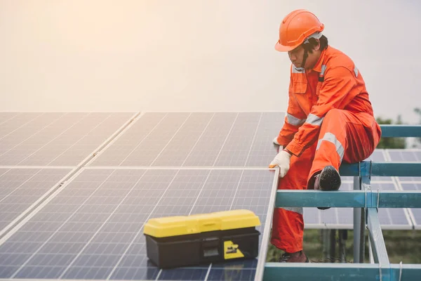 Inżynier w elektrowni słonecznej pracujący nad instalacją paneli słonecznych — Zdjęcie stockowe