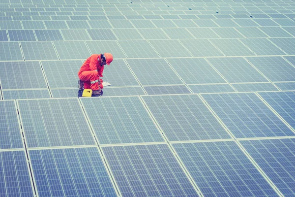 Ingeniero en planta de energía solar que trabaja en la instalación de panel solar — Foto de Stock