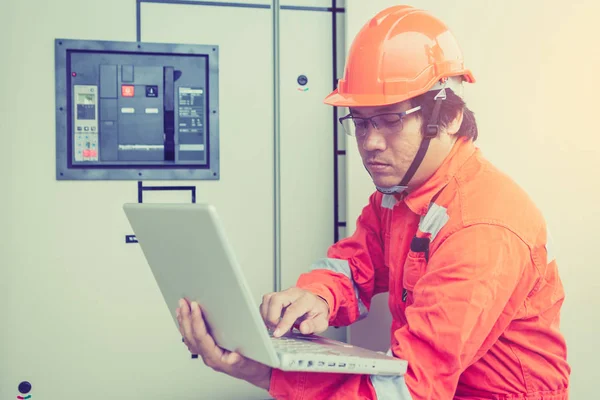 Ingeniero o electricista que sostiene el ordenador portátil para inspeccionar y comprobar — Foto de Stock