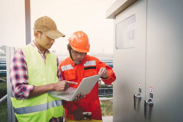 Ingeniero o electricista que sostiene el ordenador portátil para inspeccionar y comprobar — Foto de Stock