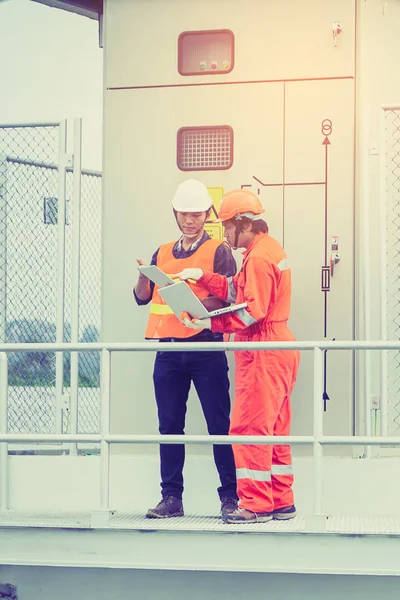 Ingeniero o electricista inspeccionar y comprobar el equipo solar; sm — Foto de Stock