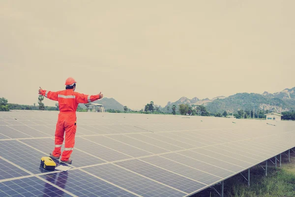 Ingeniero en planta de energía solar que trabaja en la instalación de panel solar — Foto de Stock