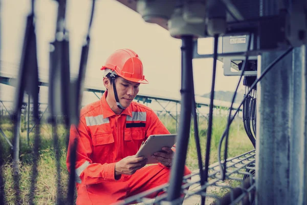 Ingeniero o electricista que sostiene el ordenador portátil para inspeccionar y comprobar — Foto de Stock