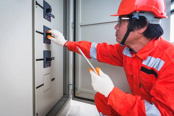 Ingeniero Electricista Inspeccionar Comprobar Equipo Solar Tecnología Inteligente Para Funcionamiento — Foto de Stock