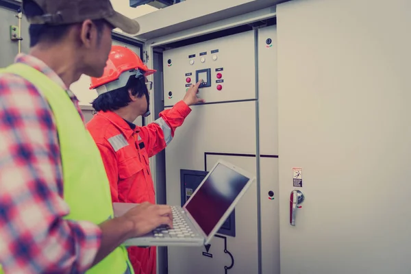 Ingeniero o electricista que sostiene el ordenador portátil para inspeccionar y comprobar — Foto de Stock