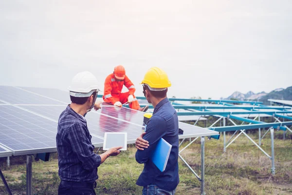 Ingeniero en planta de energía solar que trabaja en la instalación de panel solar — Foto de Stock