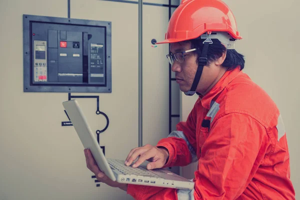 Ingeniero o electricista que sostiene el ordenador portátil para inspeccionar y comprobar — Foto de Stock