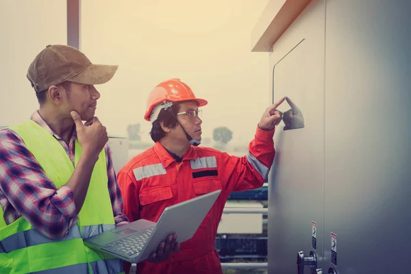 Ingeniero o electricista que sostiene el ordenador portátil para inspeccionar y comprobar — Foto de Stock