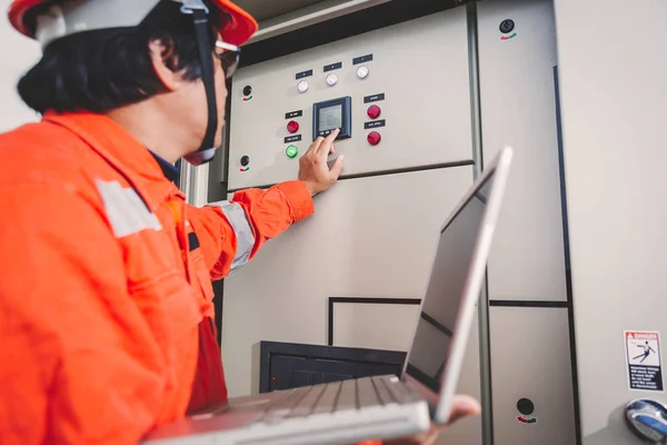 Ingeniero o electricista que sostiene el ordenador portátil para inspeccionar y comprobar — Foto de Stock