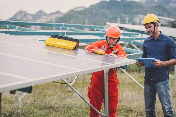 Ingeniero en planta de energía solar que trabaja en la instalación de panel solar — Foto de Stock