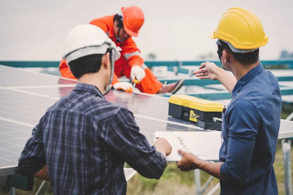 Engenheiro em usina de energia solar trabalhando na instalação de painel solar — Fotografia de Stock