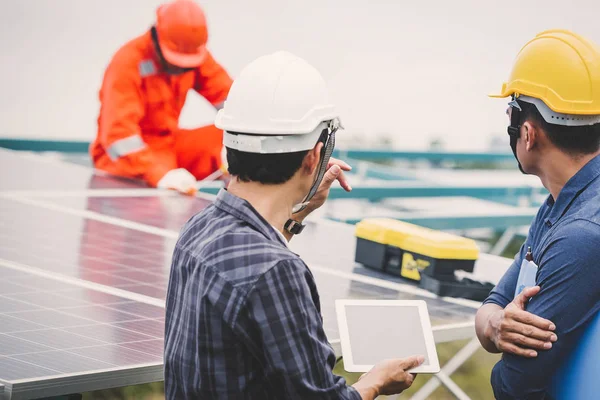 Inżynier w elektrowni słonecznej pracujący nad instalacją paneli słonecznych — Zdjęcie stockowe