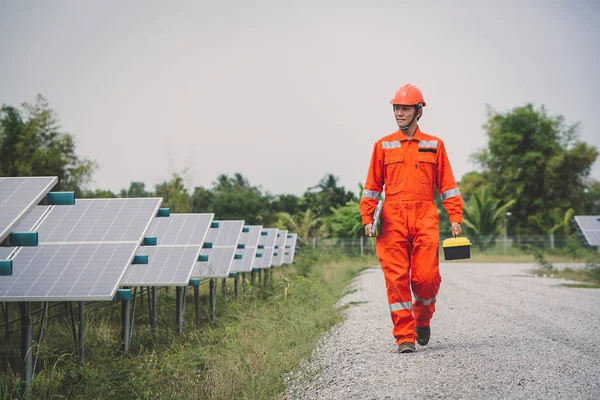 Inżynier w elektrowni słonecznej pracujący nad instalacją paneli słonecznych — Zdjęcie stockowe