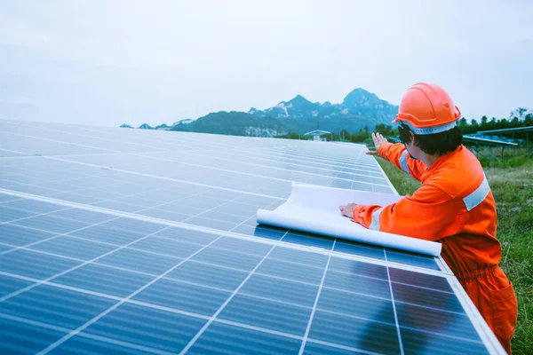 Ingeniero en planta de energía solar que trabaja en la instalación de panel solar — Foto de Stock