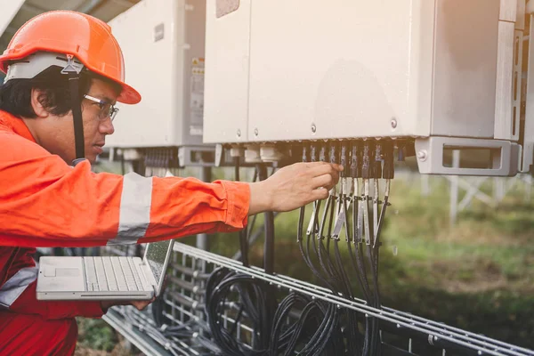 Ingenieur of elektricien Holding laptop voor inspecteren en controleren — Stockfoto