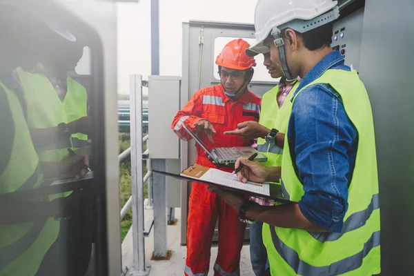 Ingeniero o electricista que sostiene el ordenador portátil para inspeccionar y comprobar — Foto de Stock