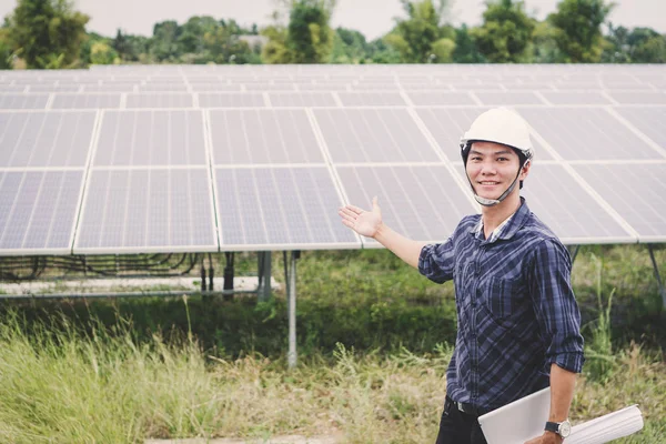 Ingeniero en planta de energía solar que trabaja en la instalación de panel solar — Foto de Stock