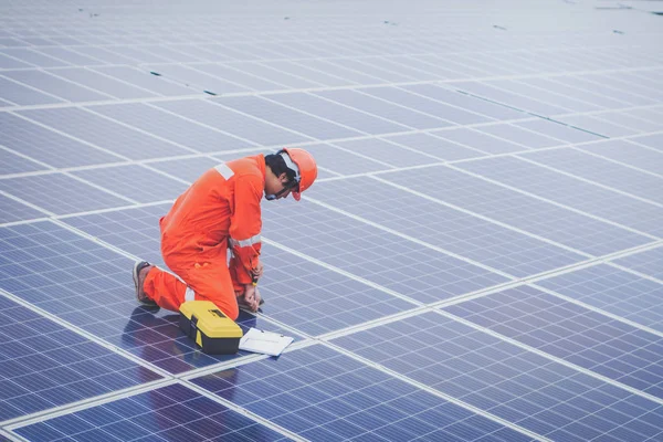 Ingeniero en planta de energía solar que trabaja en la instalación de panel solar — Foto de Stock