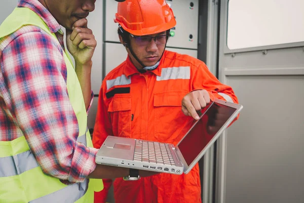 Ingeniero o electricista que sostiene el ordenador portátil para inspeccionar y comprobar — Foto de Stock