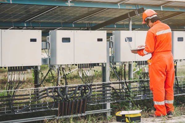 Ingeniero o electricista que sostiene el ordenador portátil para inspeccionar y comprobar — Foto de Stock