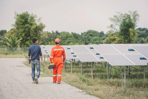 Ingeniero en planta de energía solar que trabaja en la instalación de panel solar — Foto de Stock