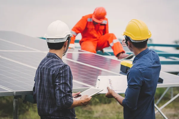 Engineer in solar power plant working on installing solar panel — Stock Photo, Image