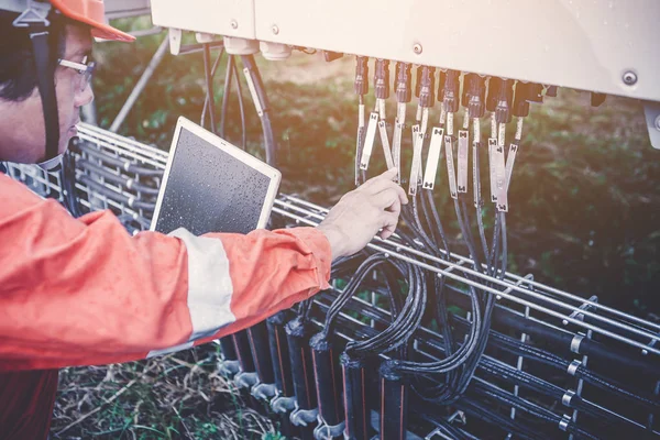 Ingeniero o electricista que sostiene el ordenador portátil para inspeccionar y comprobar — Foto de Stock