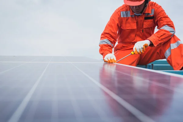 Ingeniero en planta de energía solar que trabaja en la instalación de panel solar — Foto de Stock