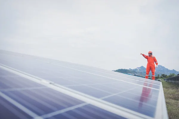 Ingeniero en planta de energía solar que trabaja en la instalación de panel solar — Foto de Stock