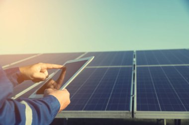mühendis veya elektrikçi incelemek ve güneş ekipmanları kontrol; SM