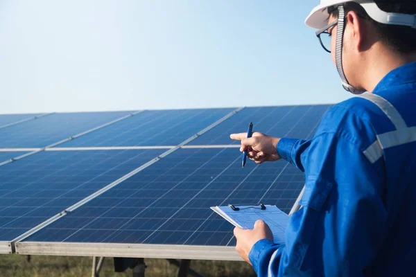 Operación y mantenimiento en la planta de energía solar; té de ingeniería — Foto de Stock