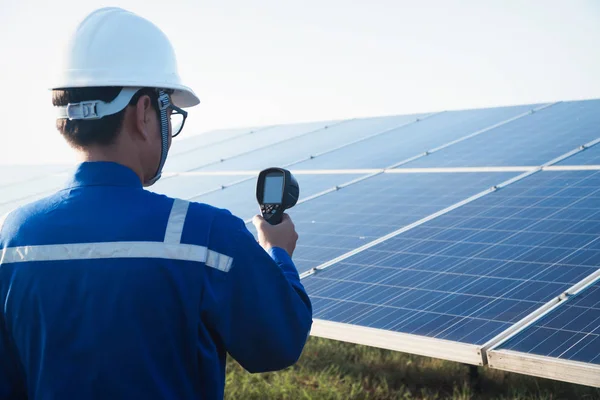 Operación y mantenimiento en la planta de energía solar; té de ingeniería — Foto de Stock