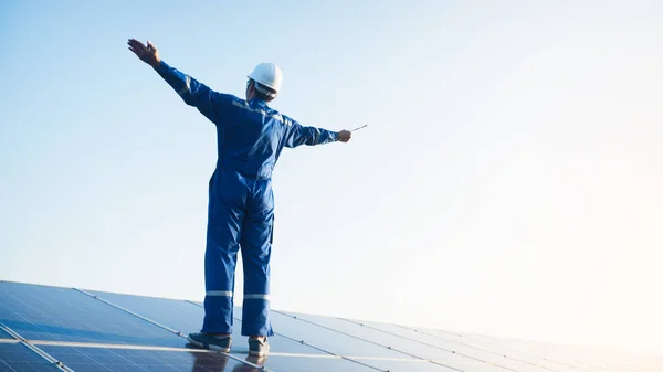 Operación y mantenimiento en la planta de energía solar; té de ingeniería — Foto de Stock