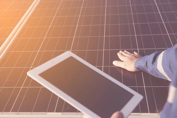 Ingeniero o electricista inspeccionar y comprobar el equipo solar; sm — Foto de Stock