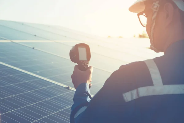 Ingeniero que utiliza el visualizador térmico para comprobar el calor de la temperatura de solar — Foto de Stock