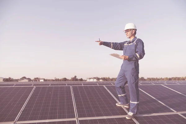 Ingeniero o electricista inspeccionar y comprobar el equipo solar; sm — Foto de Stock