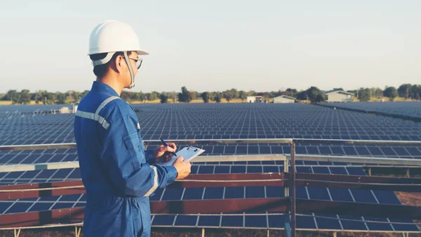 Ingeniero o electricista inspeccionar y comprobar el equipo solar; sm — Foto de Stock