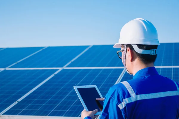 Ingeniero o electricista inspeccionar y comprobar el equipo solar; sm — Foto de Stock