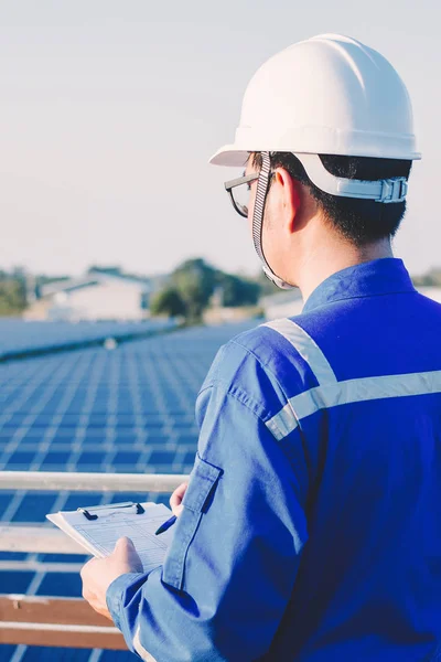 Operação e manutenção em usina de energia solar; chá de engenharia — Fotografia de Stock