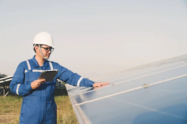 Operación y mantenimiento en la planta de energía solar; té de ingeniería — Foto de Stock