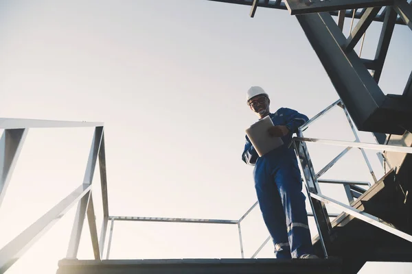 Operación y mantenimiento en la planta de energía solar; té de ingeniería — Foto de Stock