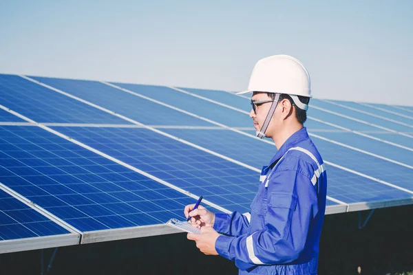 Operación y mantenimiento en la planta de energía solar; té de ingeniería — Foto de Stock
