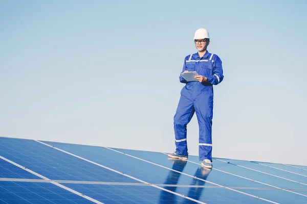 Ingenieros que operan y comprueban la energía de generación de energía solar pl — Foto de Stock