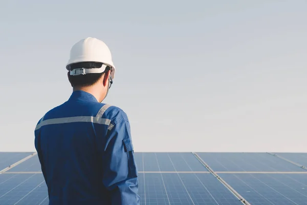 Ingeniero que utiliza el visualizador térmico para comprobar el calor de la temperatura de solar — Foto de Stock